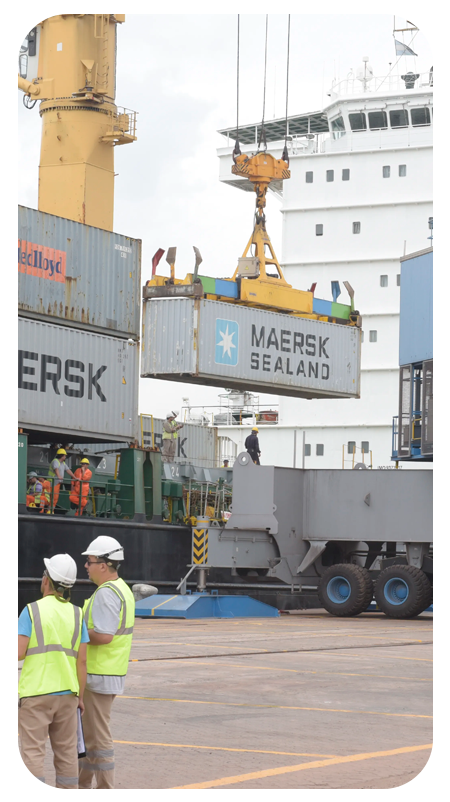 cargando containers en puerto